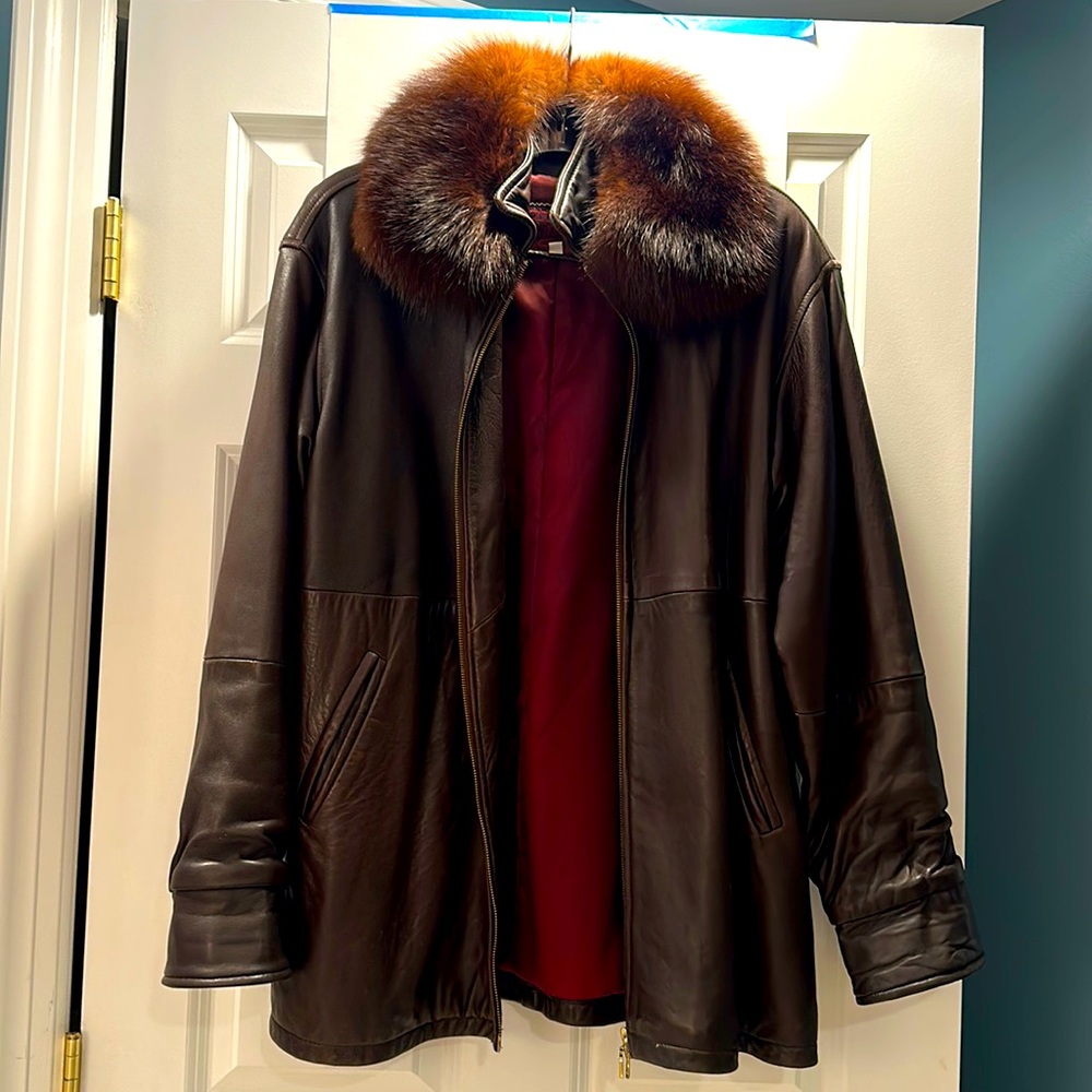 Women’s brown leather jacket with real fur collar. Damselle Images. Sz M. Lined.